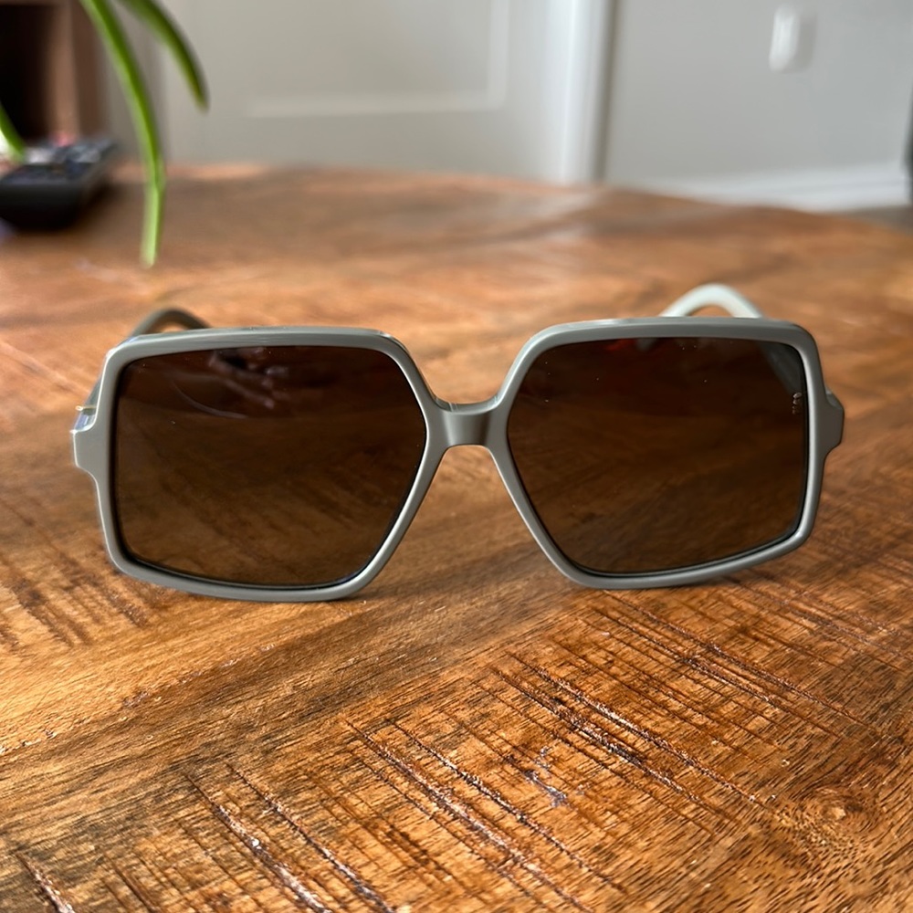 Loewe LW40061I with sunglasses case